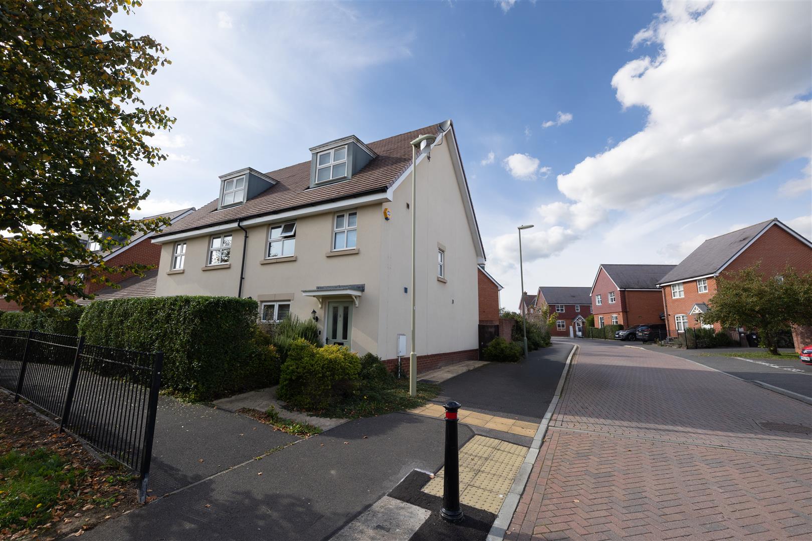 3 bedroom Semi-detached house Under Offer
