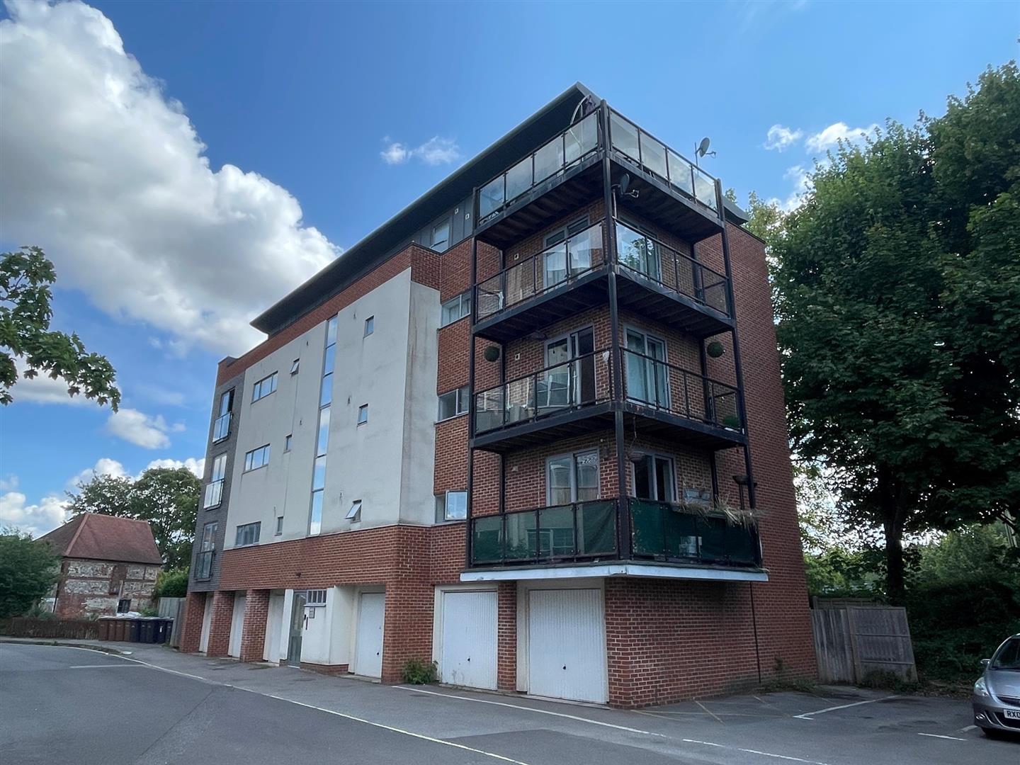2 bedroom Flat To Let