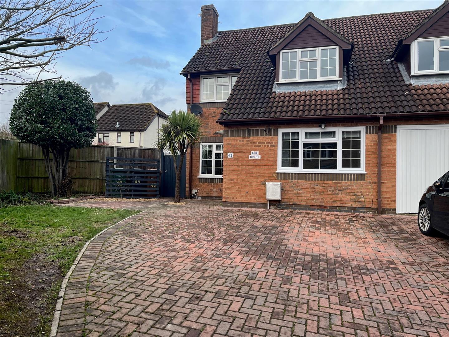 3 bedroom Semi-detached house To Let