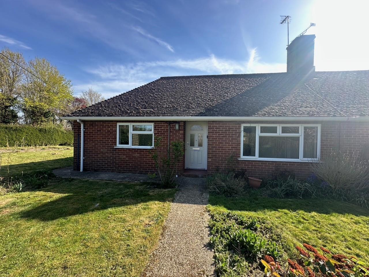 2 bedroom Detached bungalow To Let