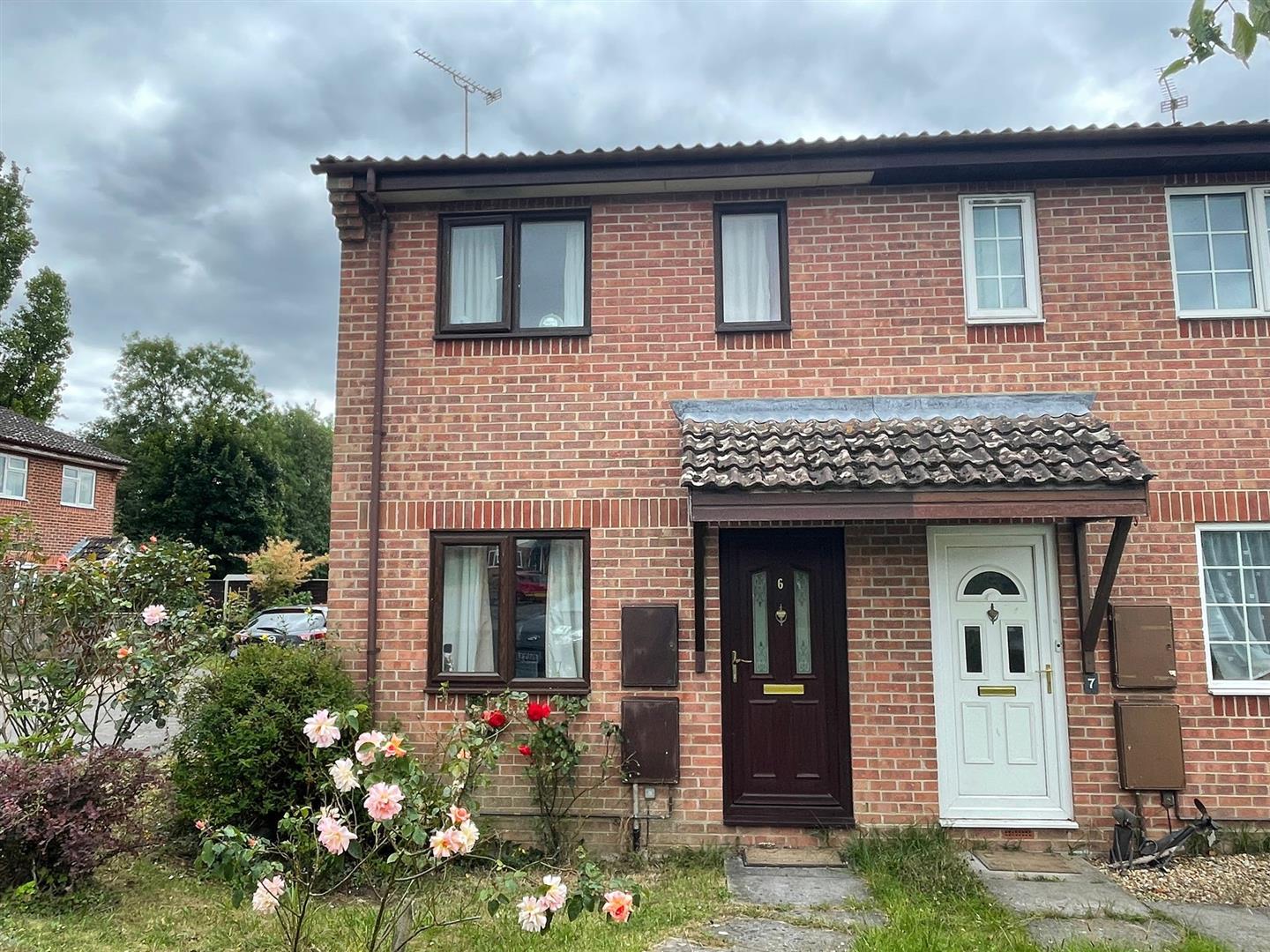 2 bedroom Semi-detached house To Let