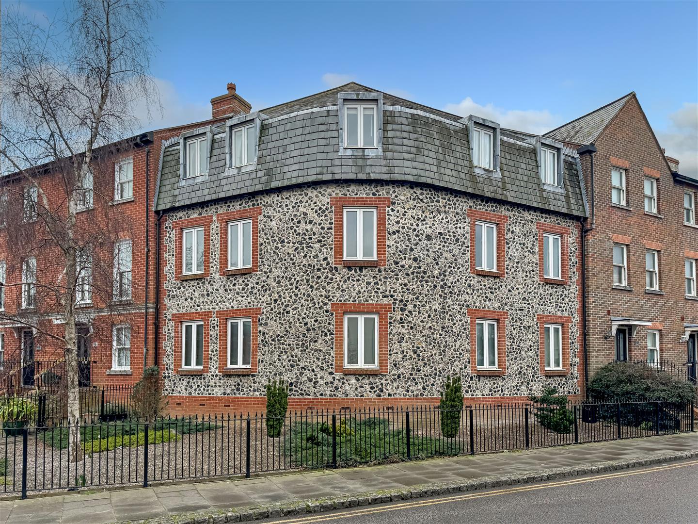 2 bedroom Apartment For Sale