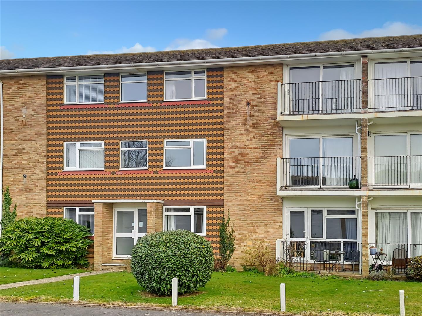 2 bedroom Flat For Sale