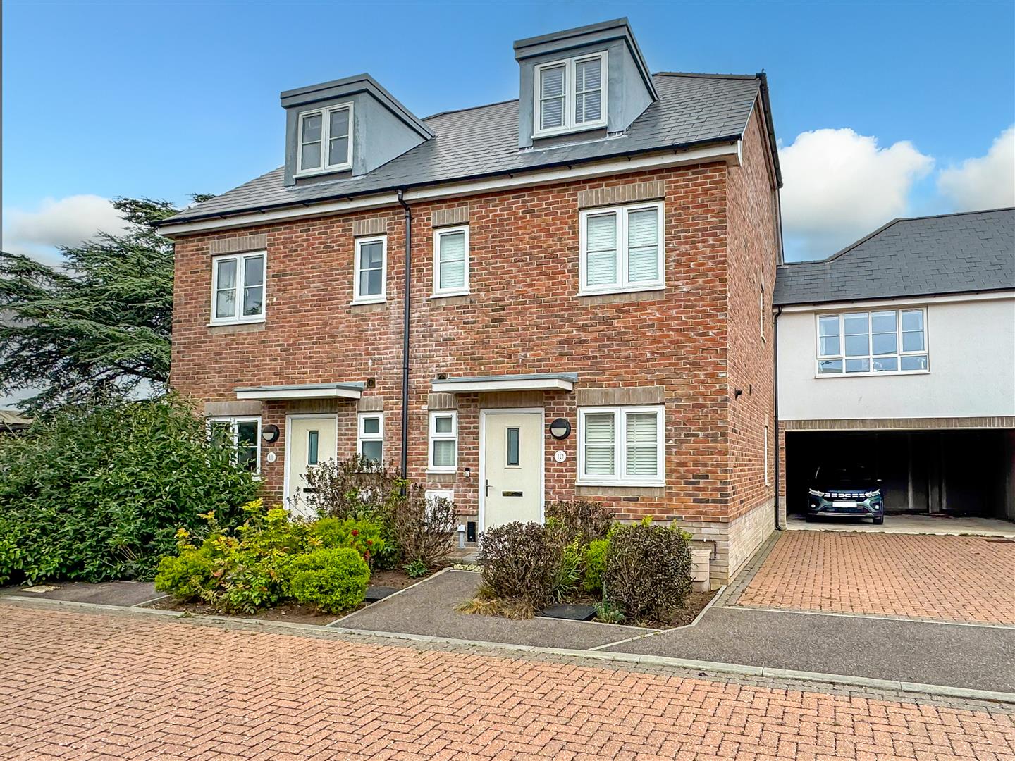 3 bedroom Semi-detached house For Sale