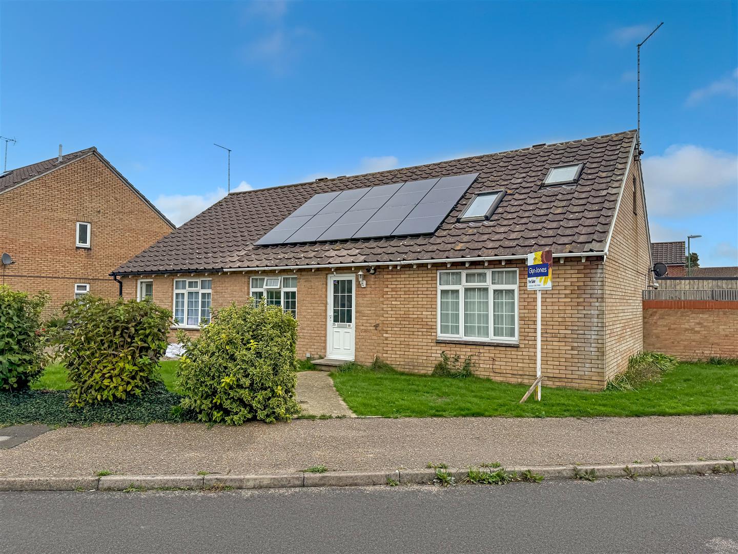 3 bedroom Detached bungalow For Sale
