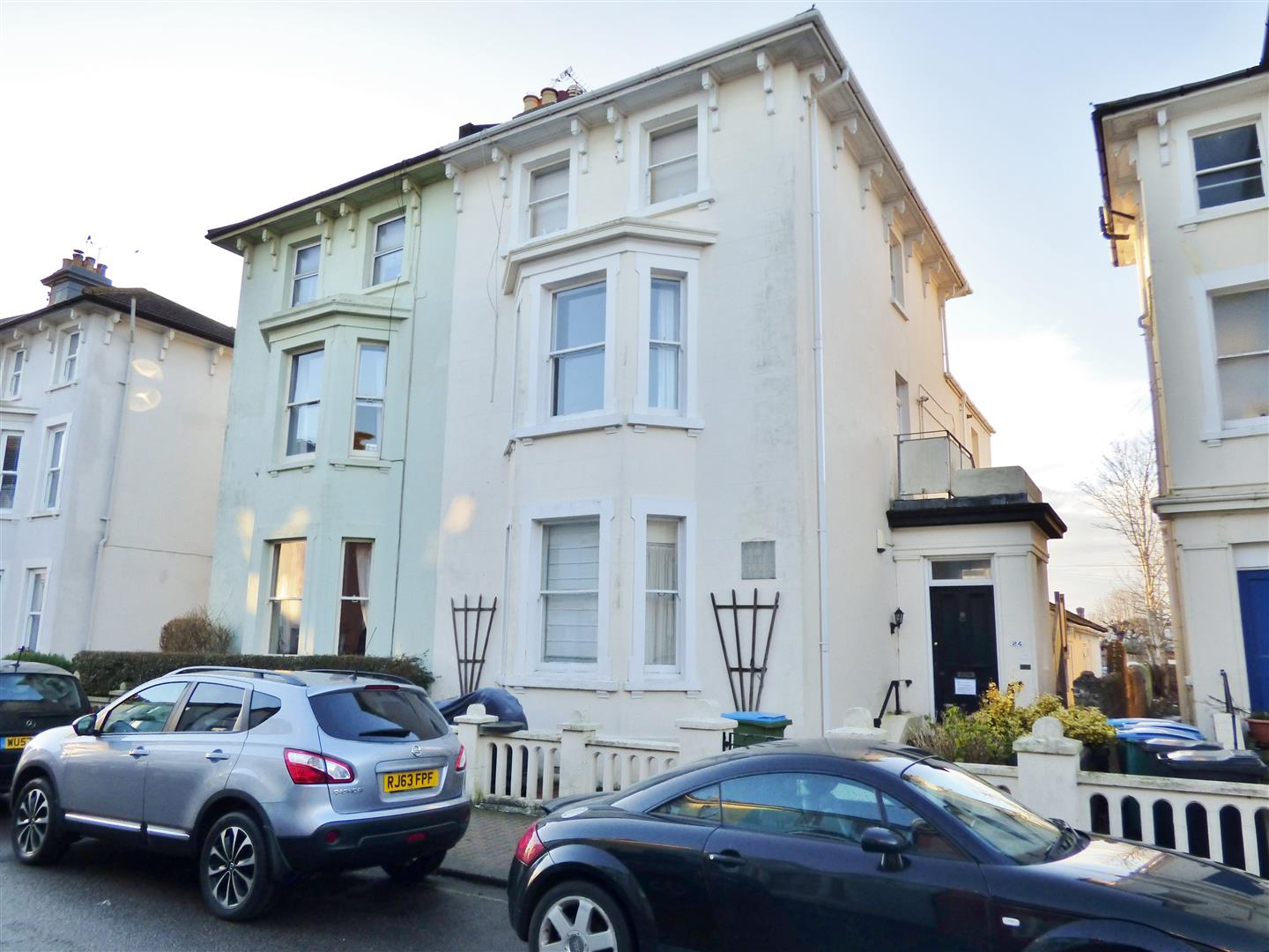 2 bedroom Maisonette For Sale