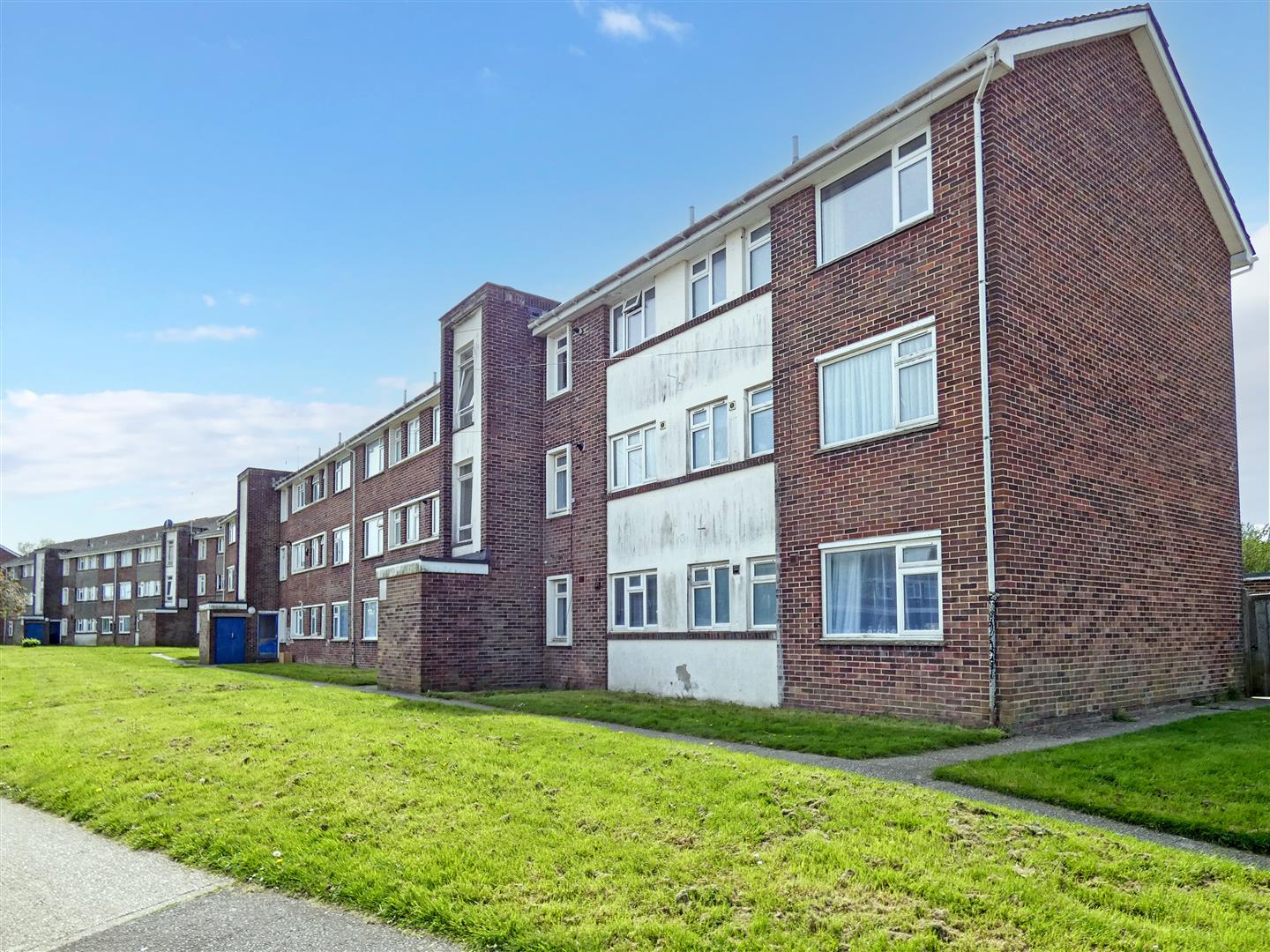 3 bedroom Flat For Sale