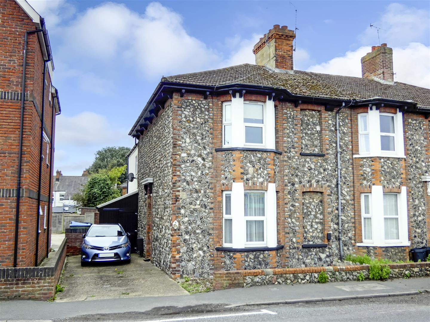 3 bedroom Cottage For Sale