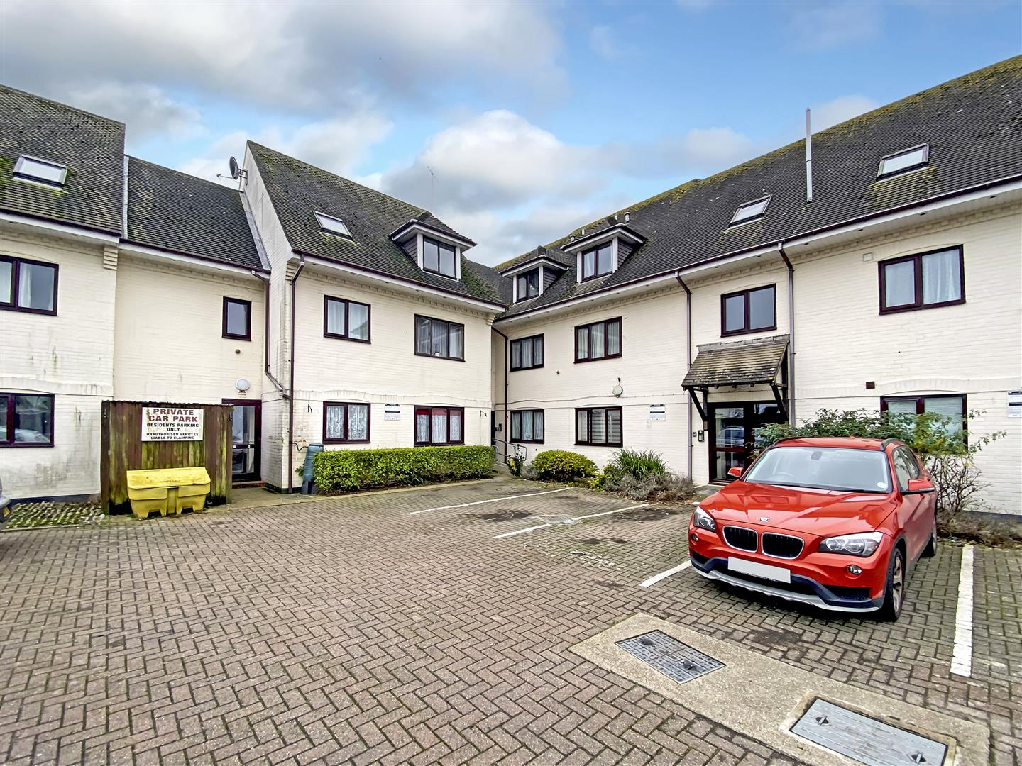 2 bedroom Flat For Sale