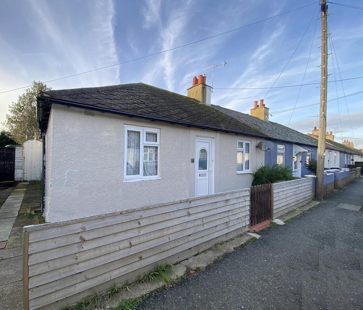 2 bedroom Detached bungalow For Sale