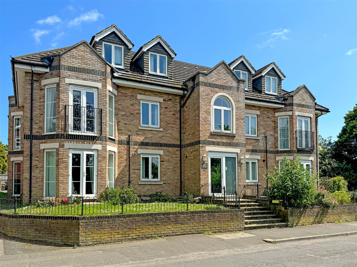 2 bedroom Apartment For Sale