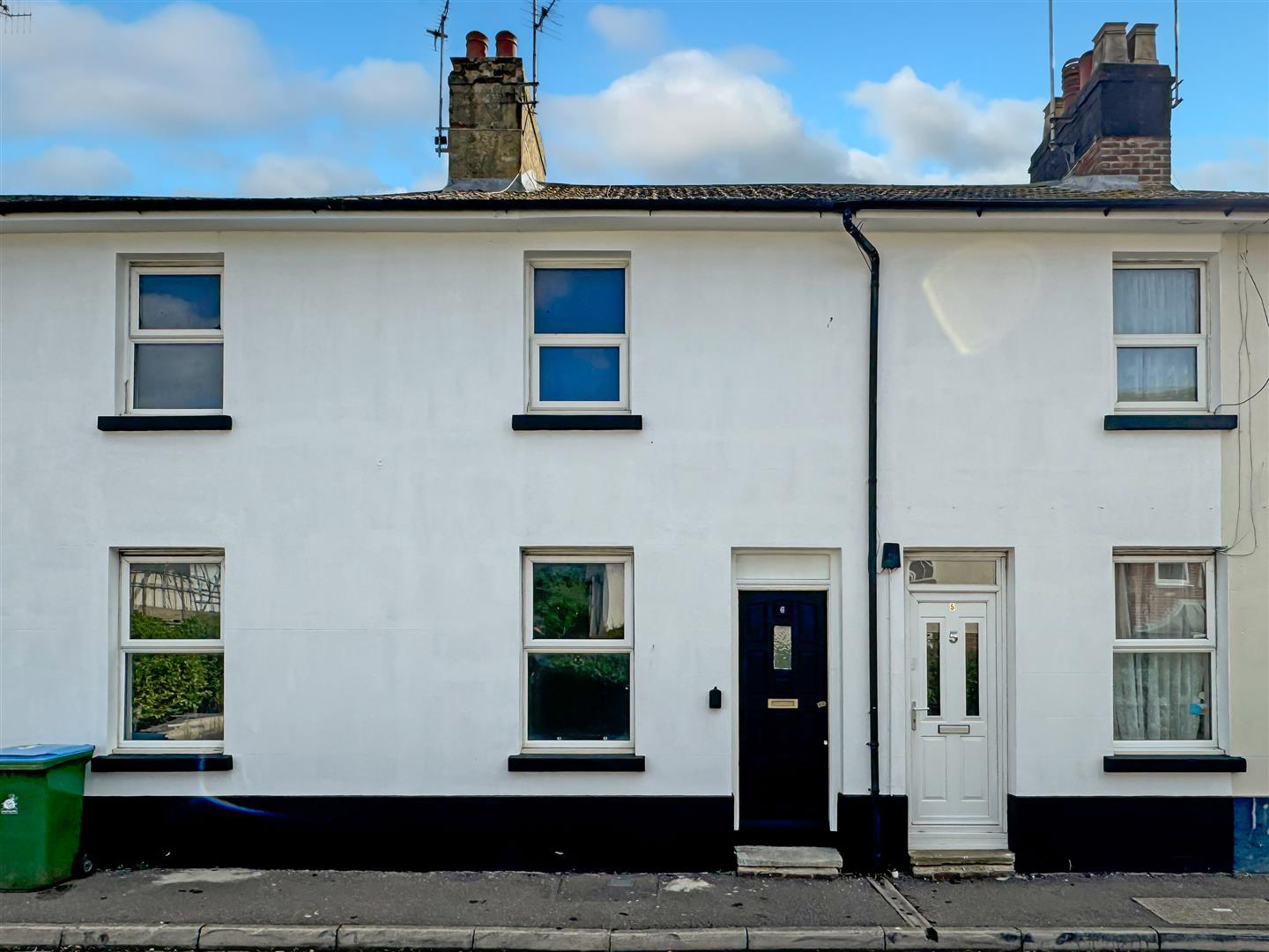 2 bedroom Cottage For Sale