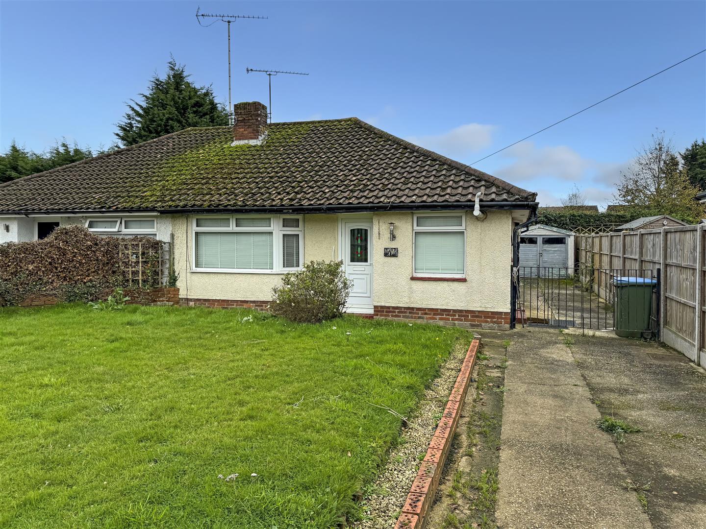 2 bedroom Detached bungalow For Sale