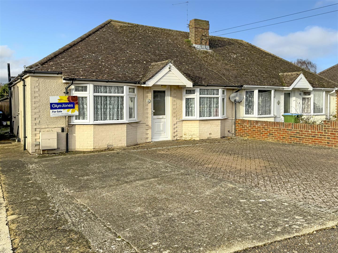 3 bedroom Detached bungalow For Sale