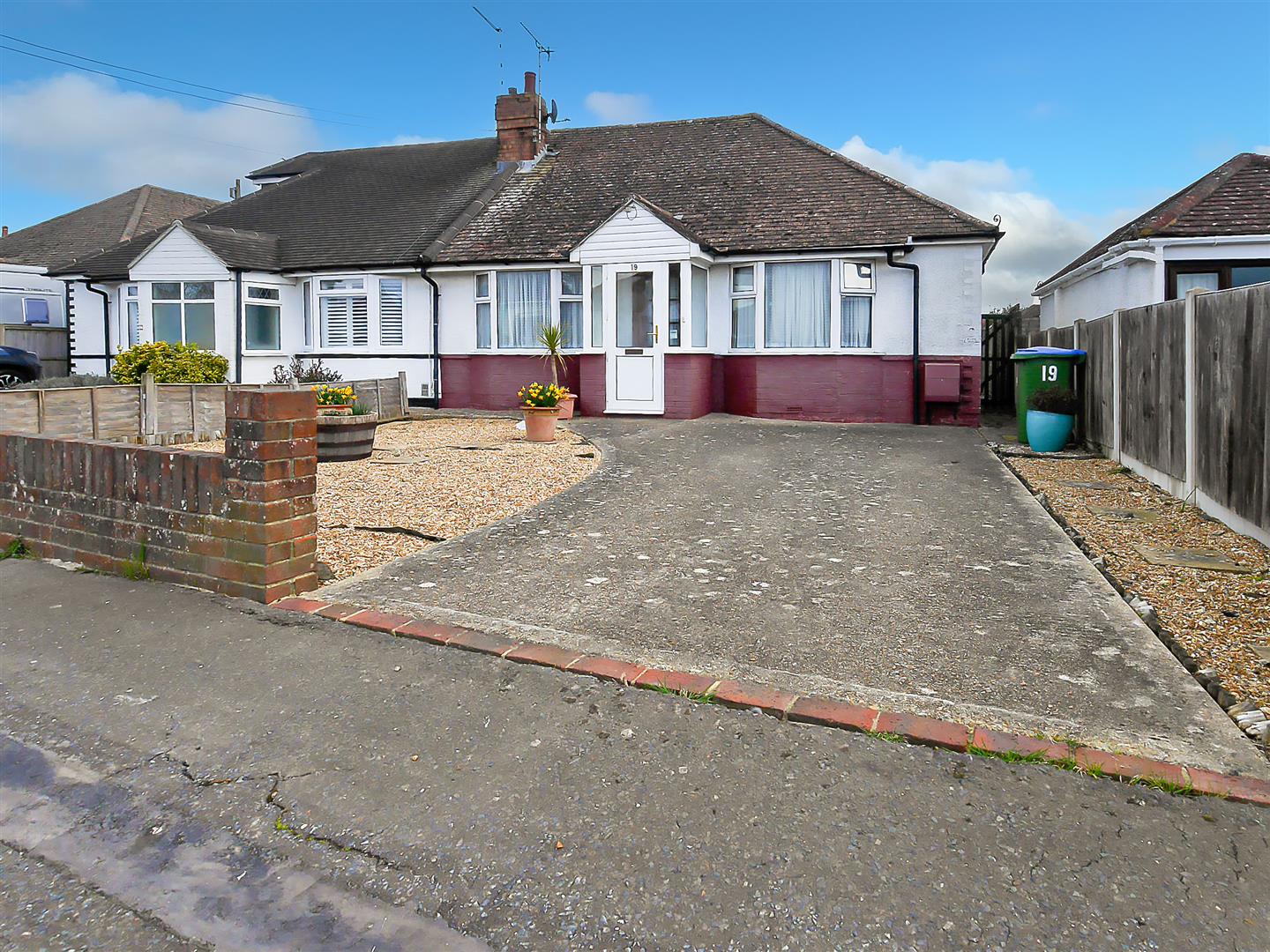 2 bedroom Detached bungalow For Sale