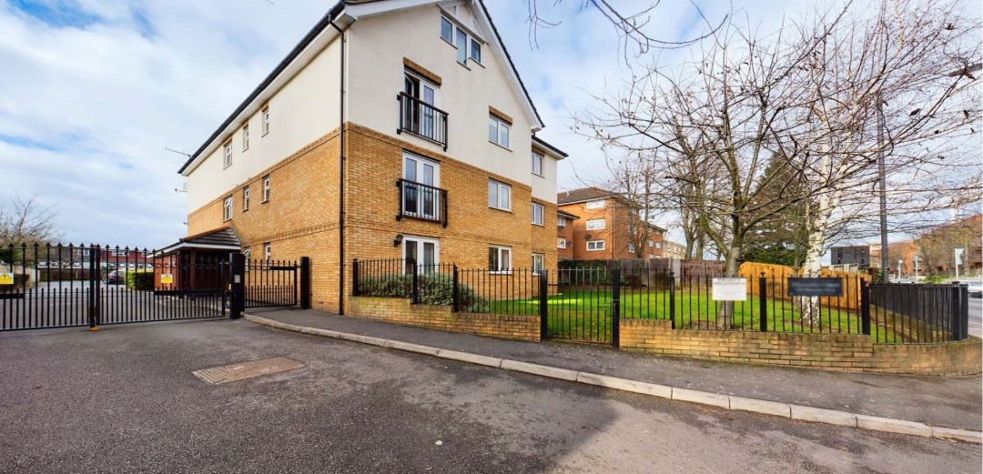 2 bedroom Flat For Sale