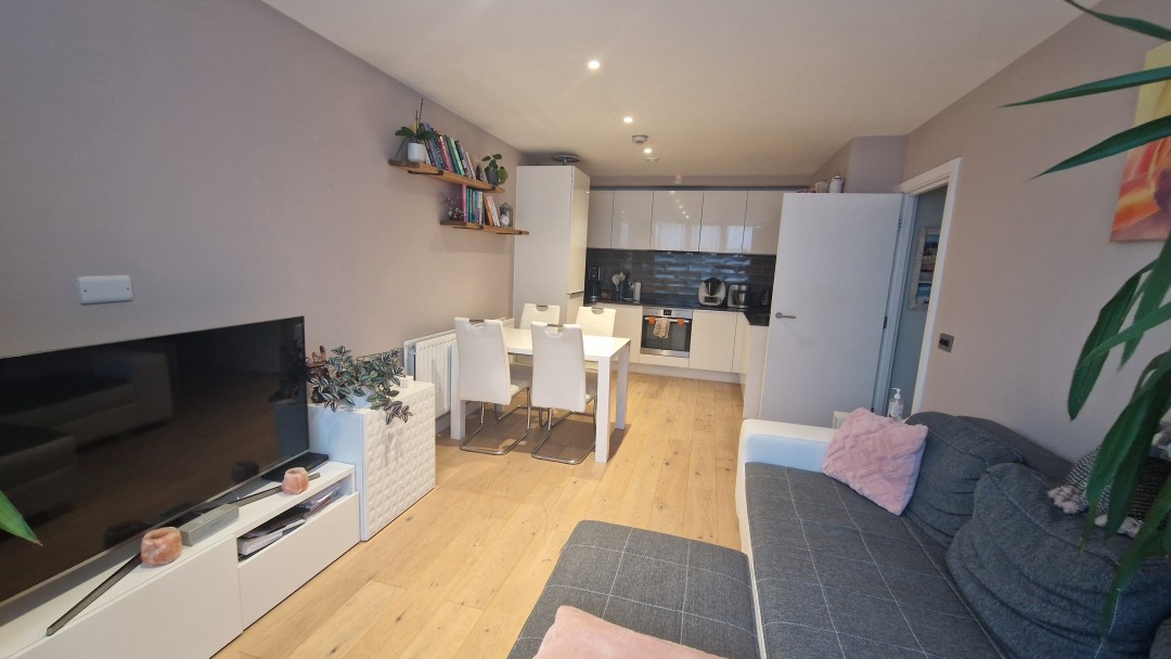 2 bedroom Flat For Sale