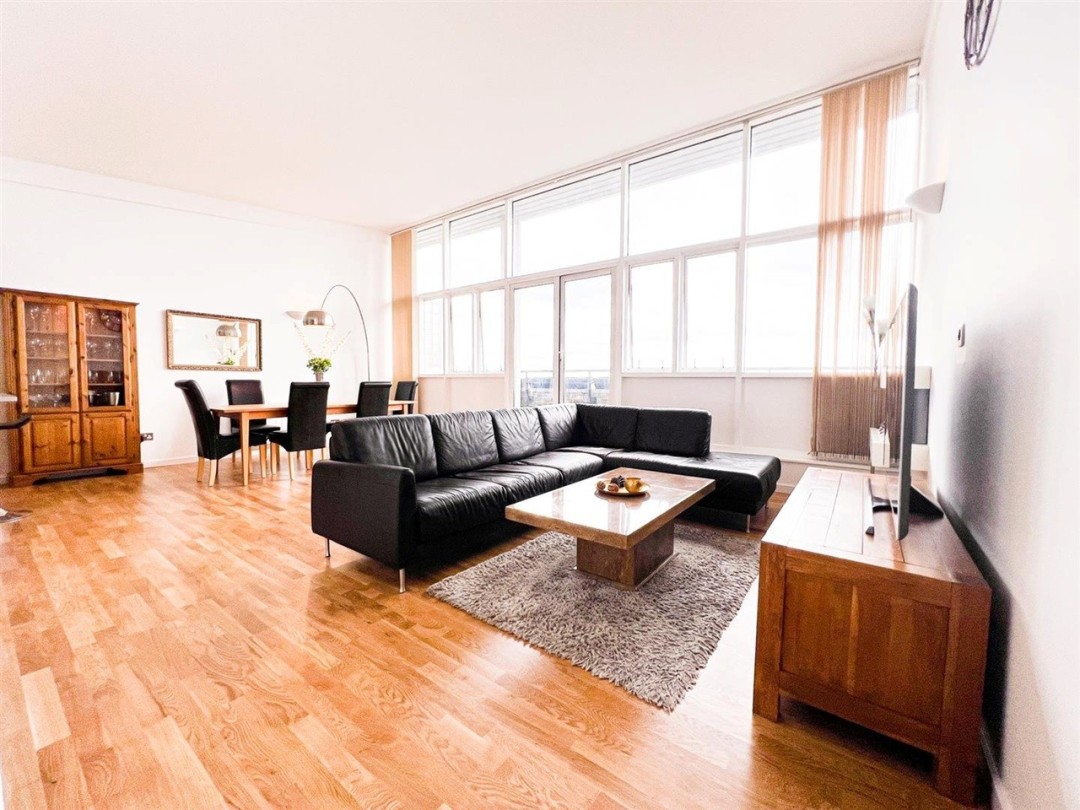 2 bedroom Flat For Sale