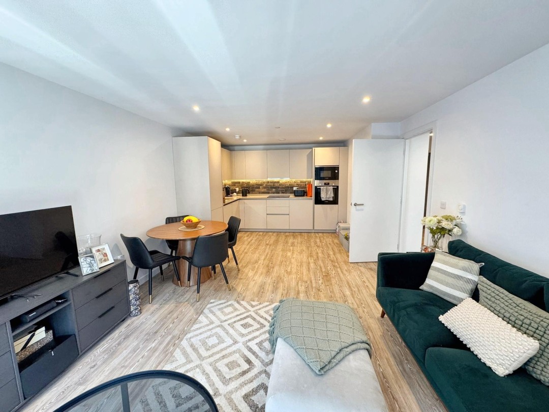 2 bedroom Flat For Sale
