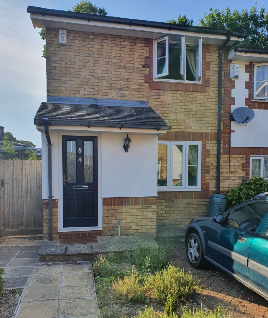 2 bedroom Semi-detached house Sold