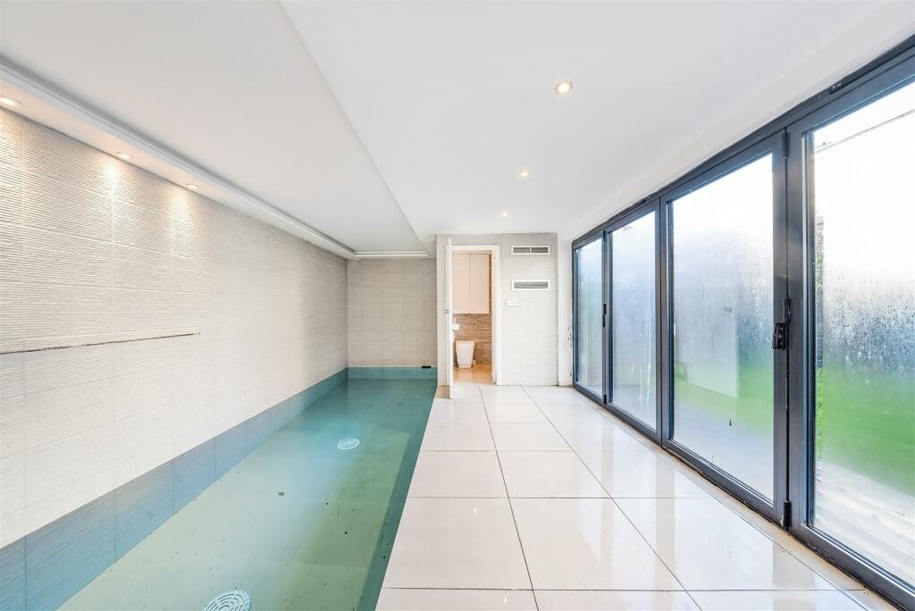 3 bedroom Flat For Sale