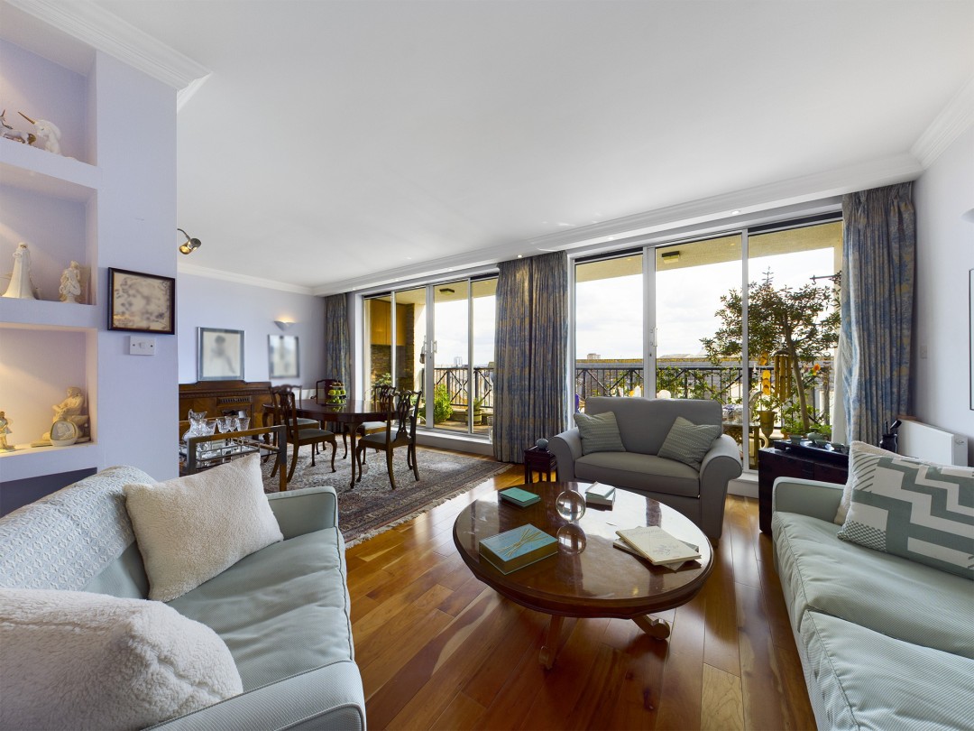 3 bedroom Flat For Sale