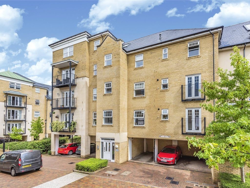 3 bedroom Flat For Sale