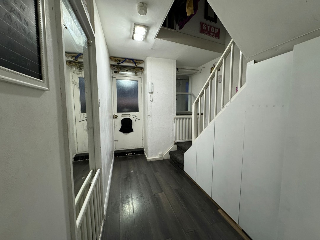 3 bedroom Flat For Sale
