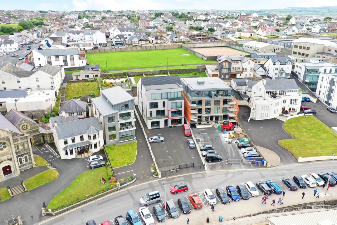 3 bedroom Flat For Sale