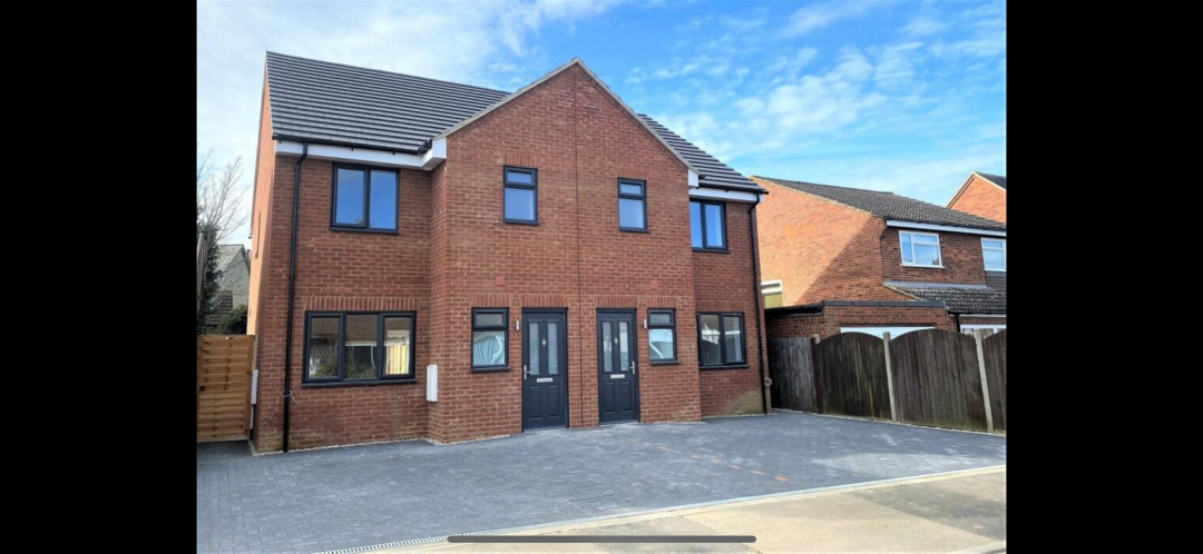3 bedroom Semi-detached house For Sale