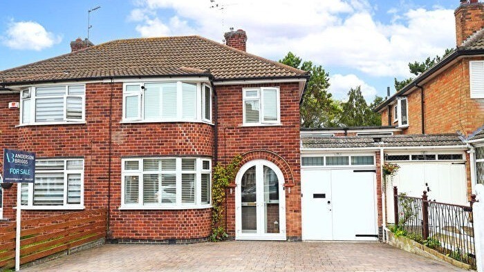 3 bedroom Semi-detached house Under Offer