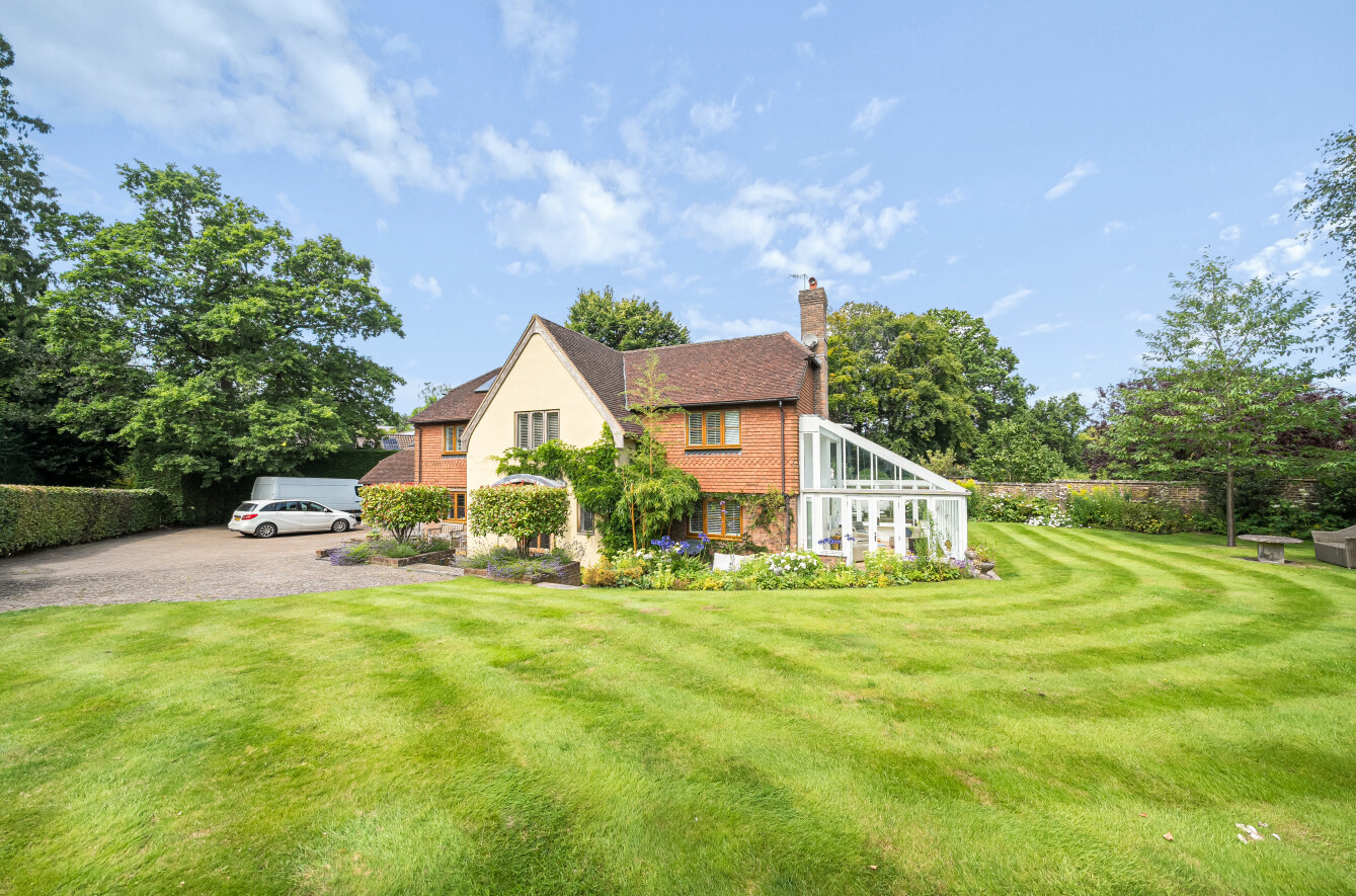 5 bedroom Detached house Under Offer