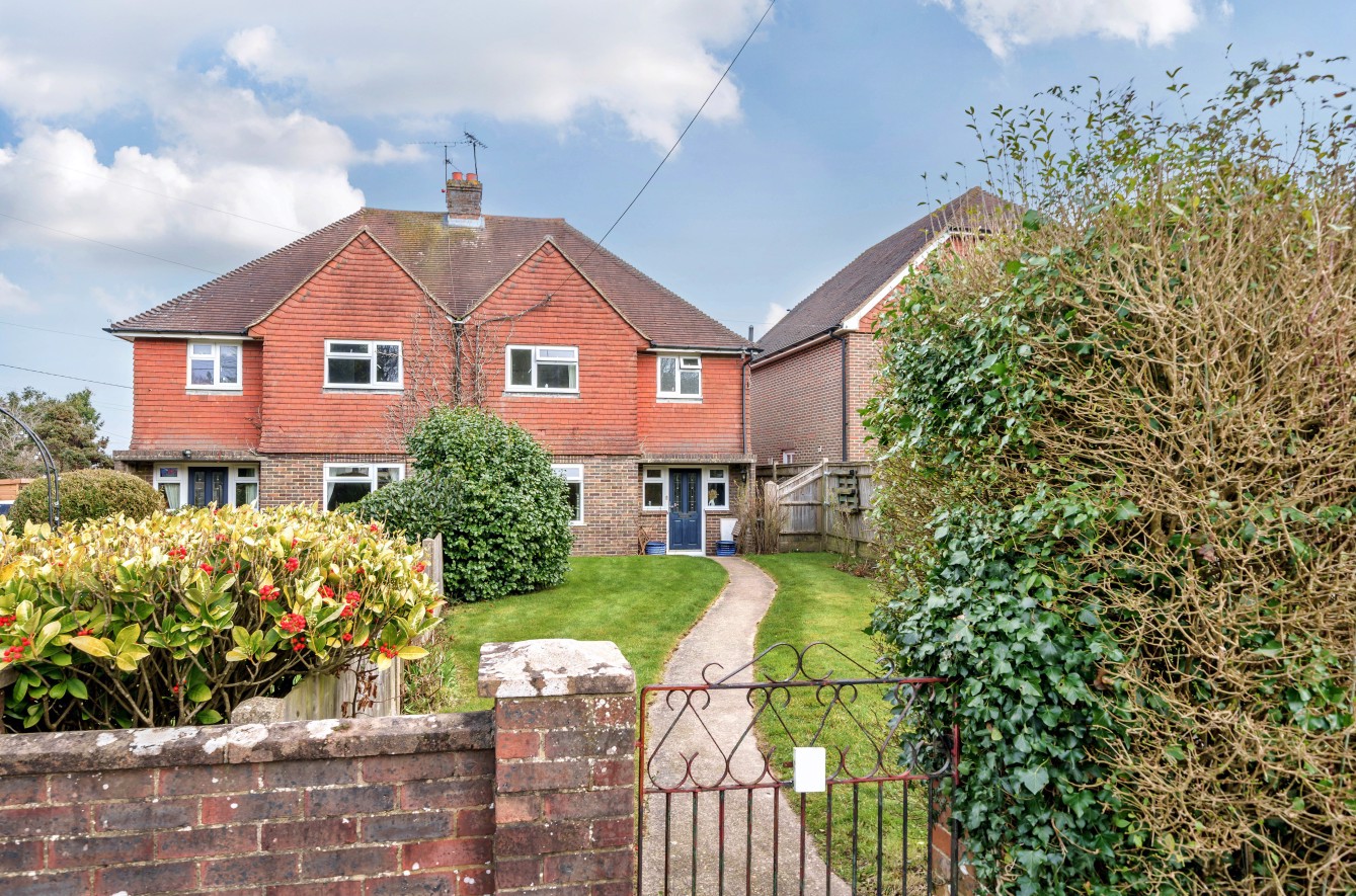 3 bedroom Semi-detached house Under Offer