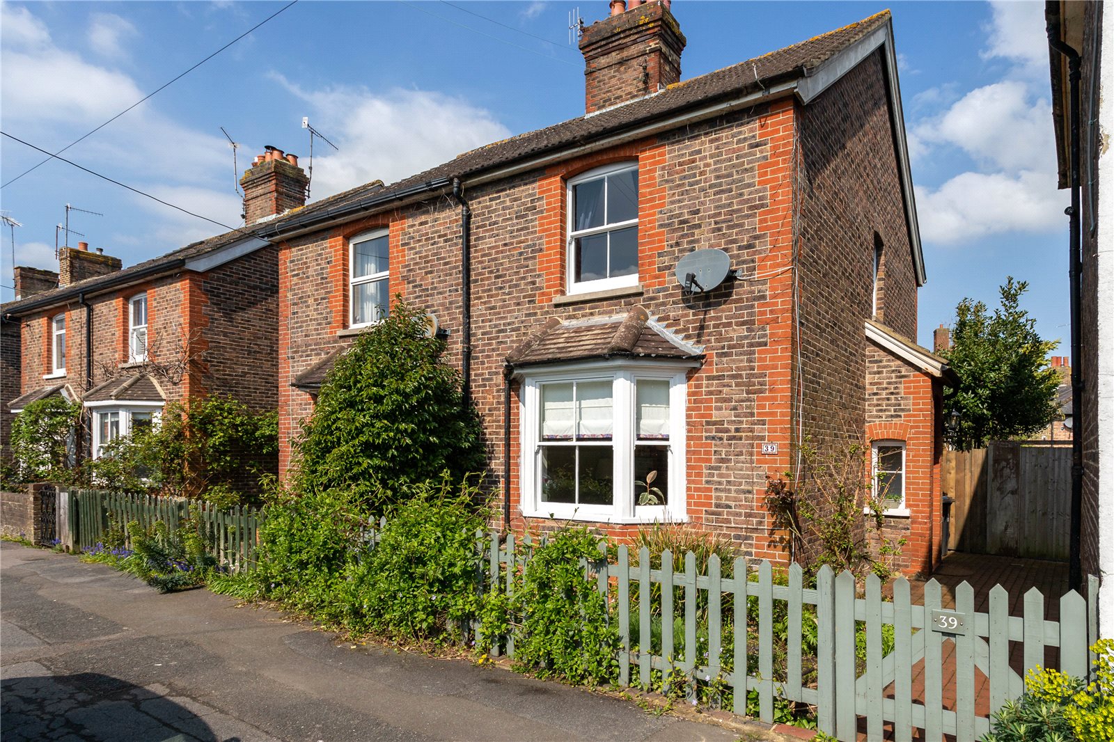 2 bedroom Semi-detached house Sold