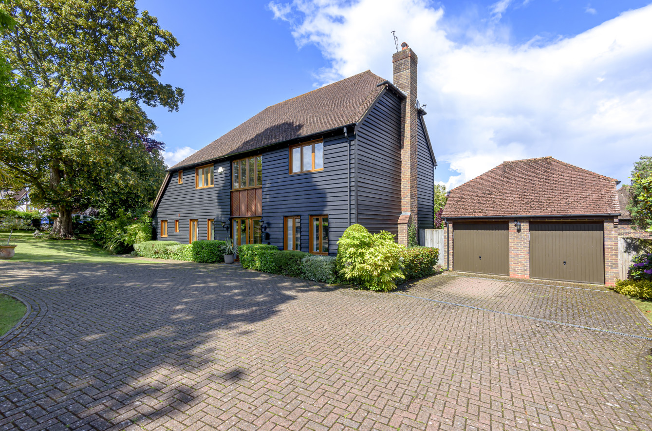 5 bedroom House (unspecified) Under Offer