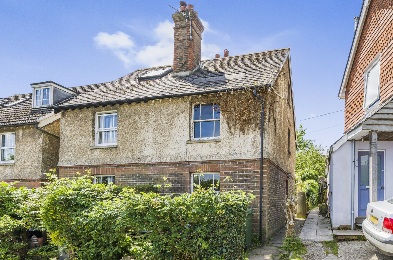 3 bedroom Semi-detached house Under Offer