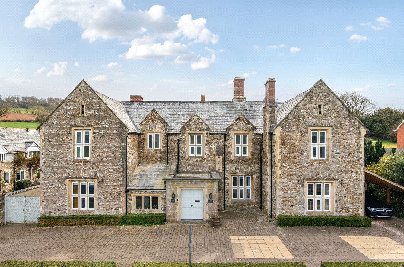 7 bedroom House (unspecified) Under Offer