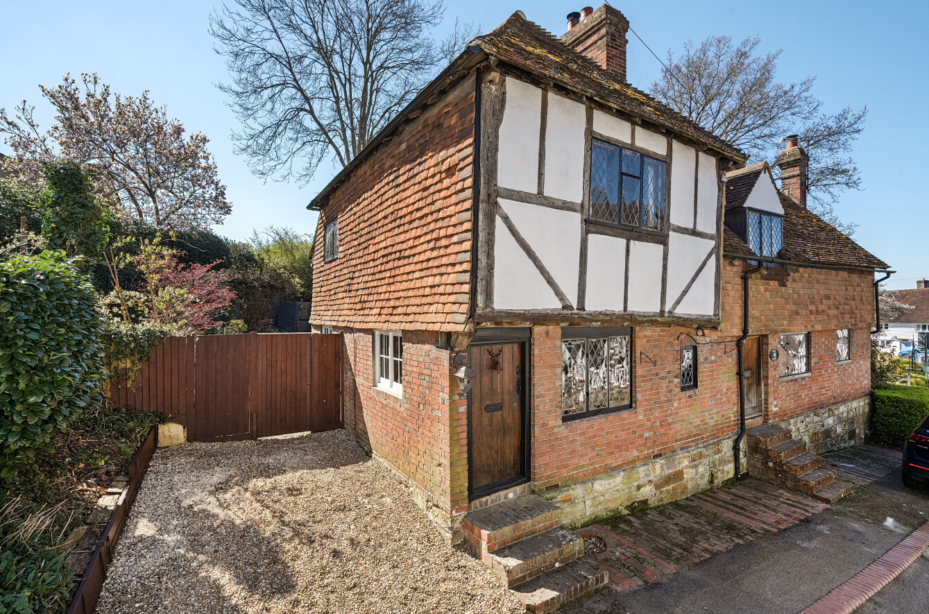 2 bedroom Semi-detached house Under Offer