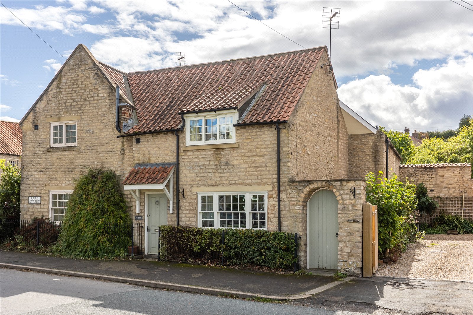 3 bedroom Cottage For Sale