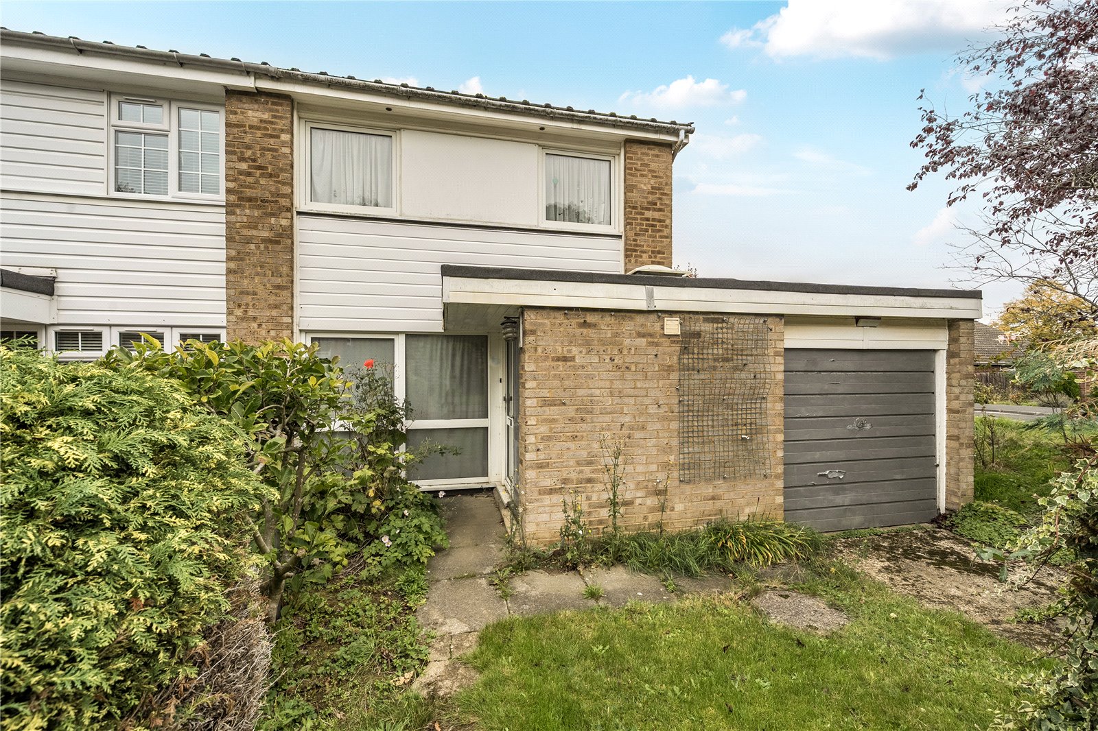 3 bedroom Semi-detached house Under Offer