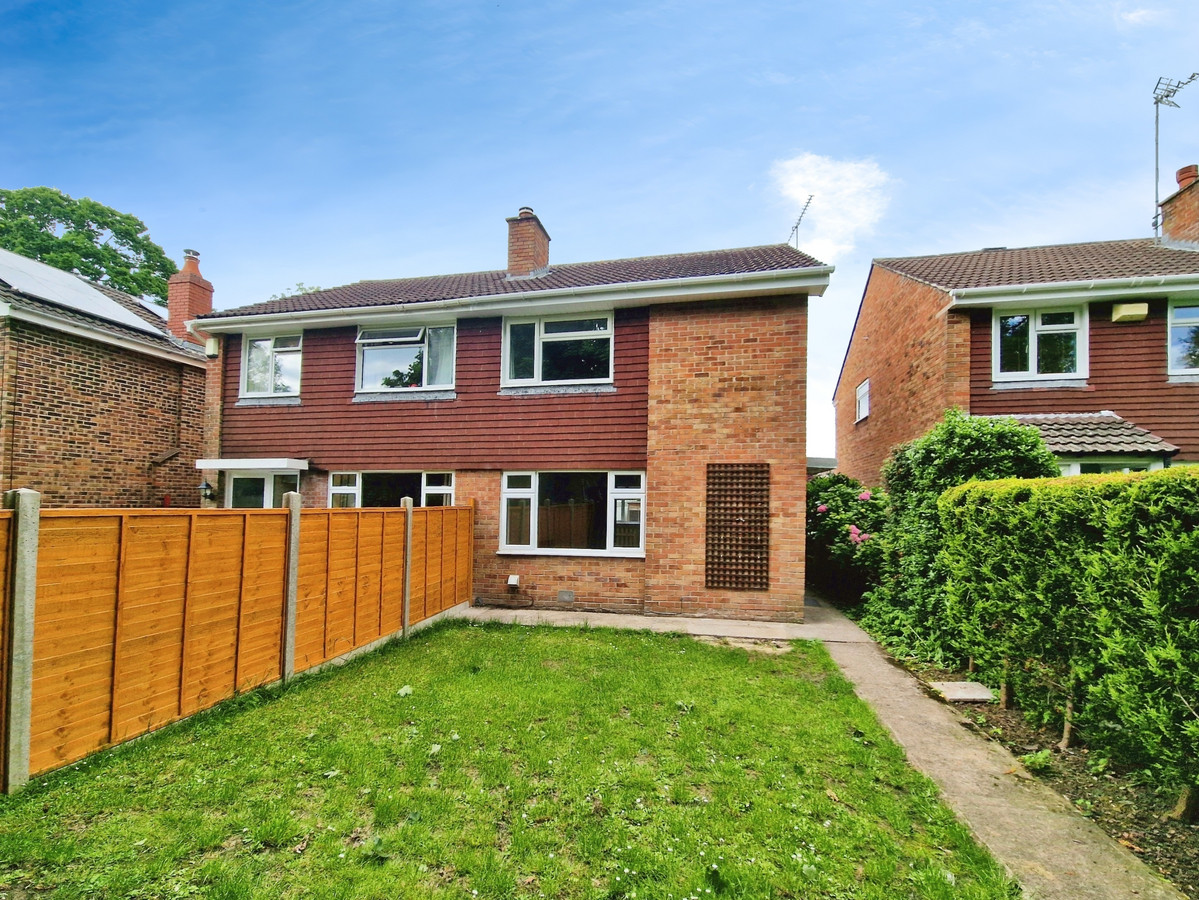 3 bedroom Semi-detached house To Let