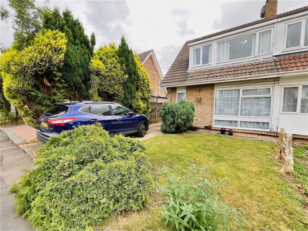 3 bedroom Semi-detached house To Let