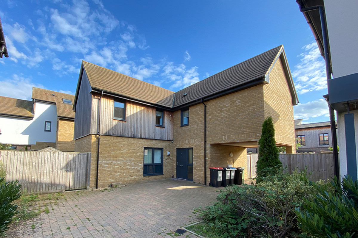 4 bedroom Detached house To Let