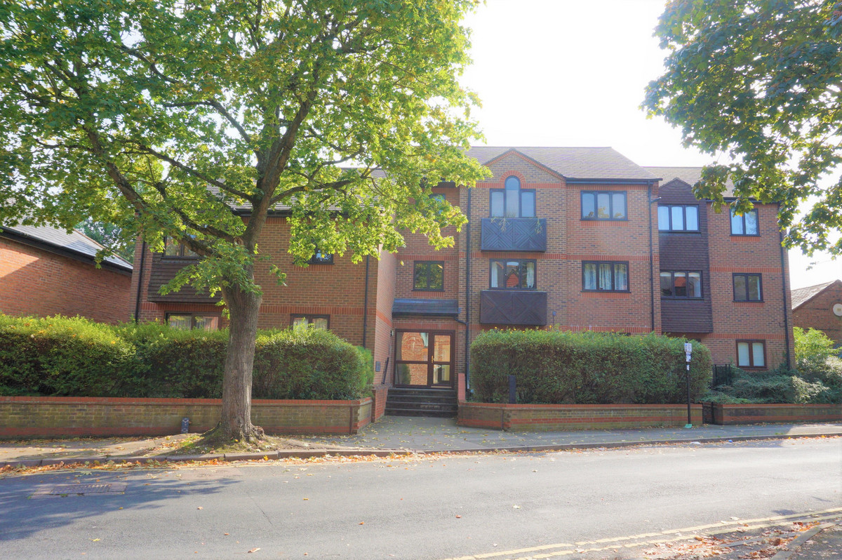 1 bedroom Ground floor flat To Let