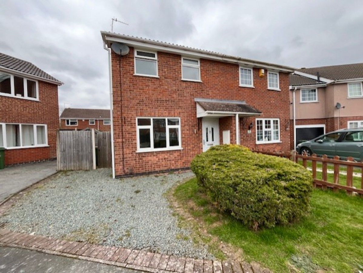3 bedroom Semi-detached house To Let
