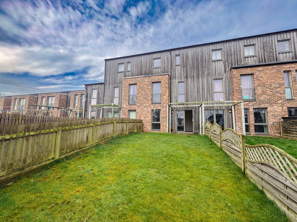 4 bedroom Apartment To Let