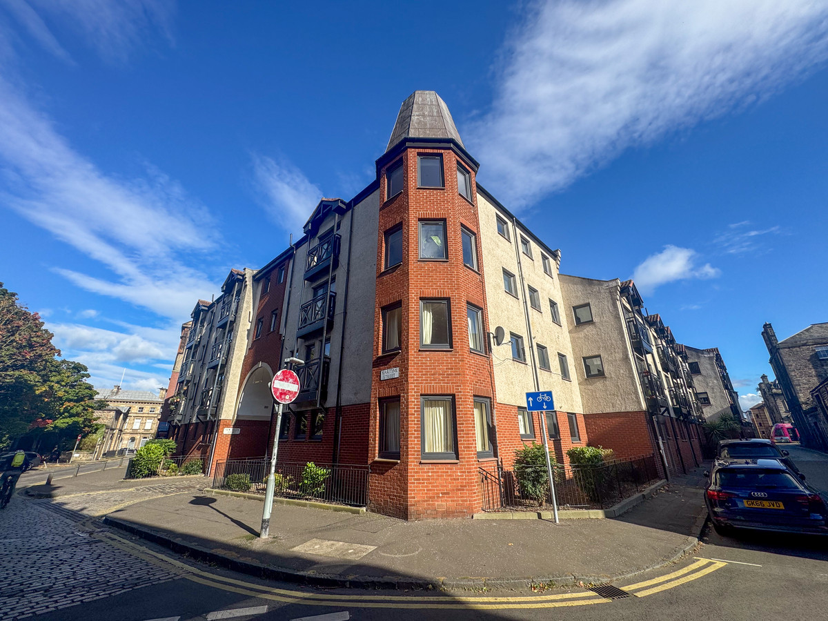 3 bedroom Apartment To Let