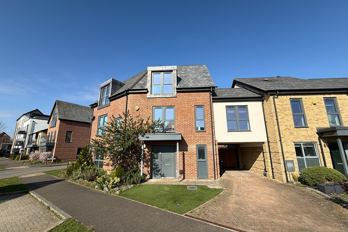 4 bedroom Semi-detached house To Let