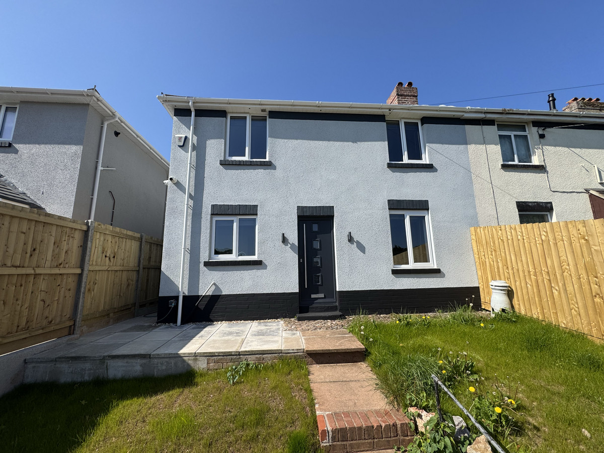 3 bedroom Semi-detached house To Let