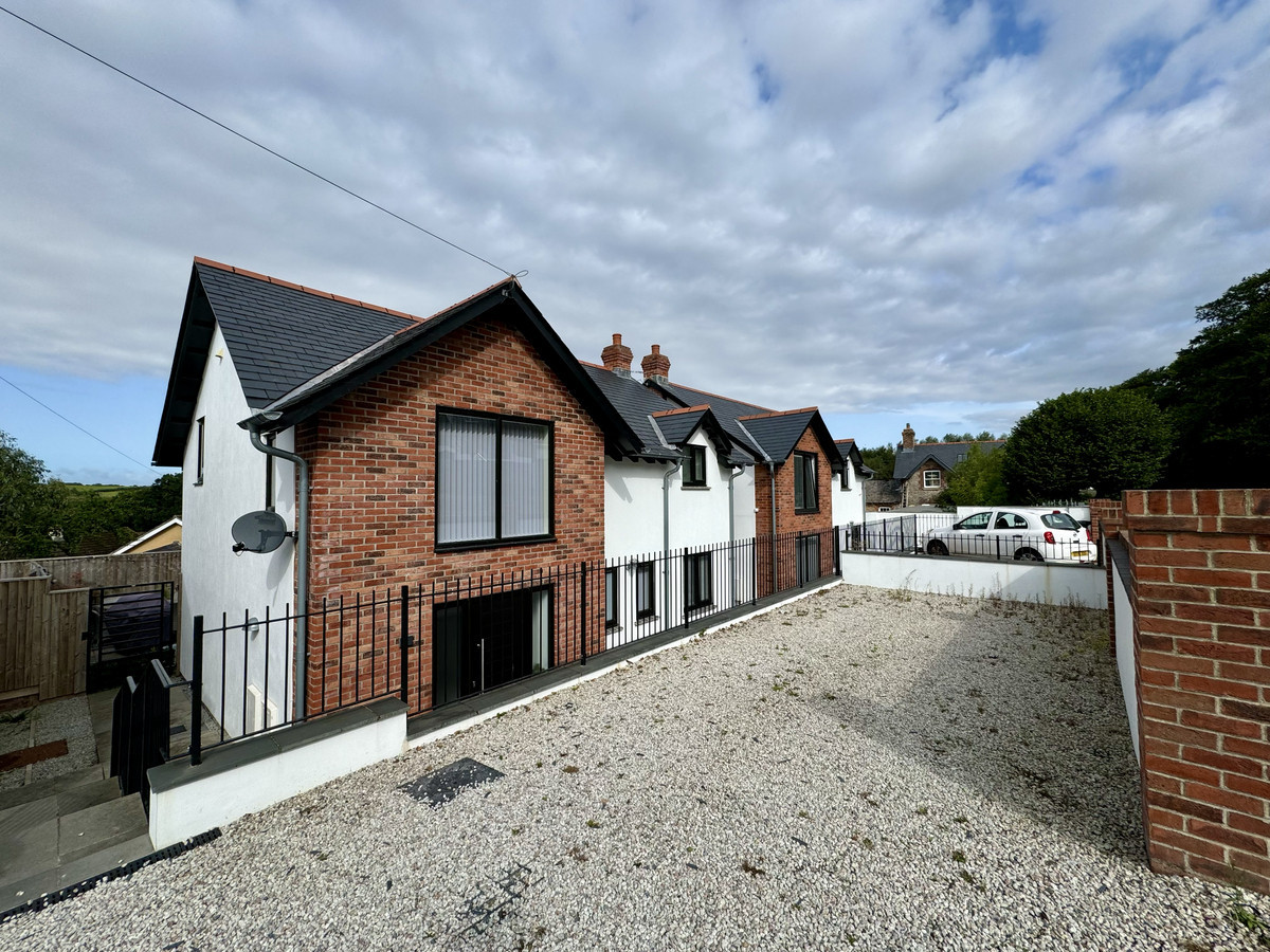 3 bedroom Detached house To Let